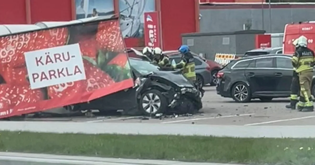 FOTOD SÜNDMUSKOHALT ⟩ Haabersti Rimi parklas toimus liiklusõnnetus: Tesla sõitis kärupaviljoni, juht tuli autost välja lõigata