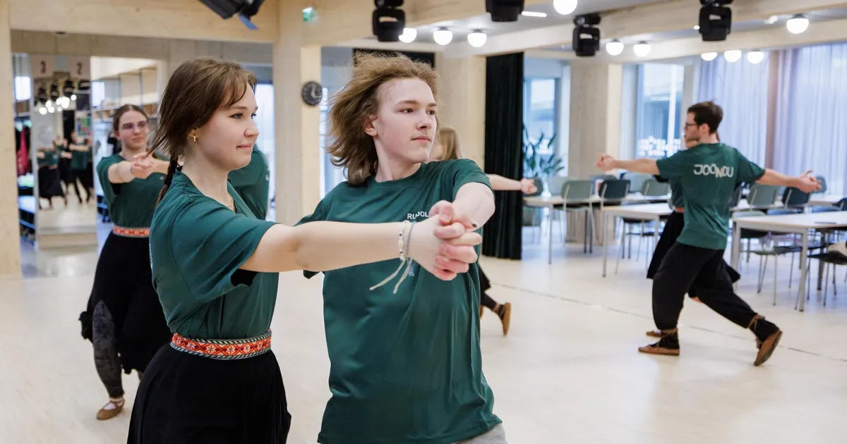 «Me panime lihtsalt silmad kinni ja tantsisime!» Tantsupeole pääsemine kulges läbi hirmude, treeninglaagrite ja poiste nappuse