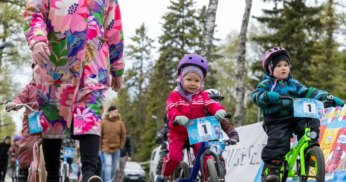 SUUR PILDIGALERII ⟩ Sajad lapsed tõmbasid rannas rattasarja käima rekordiga