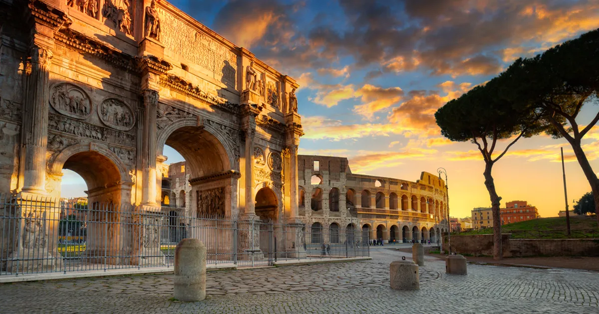 Entusiastlik turist jäi Colosseumi aia külge kinni – põhjus oli jahmatav