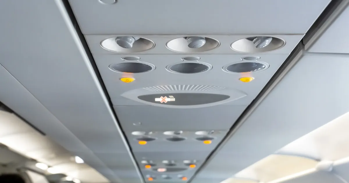 Delta lennuki laepaneel kukkus lennu ajal alla – reisijad hoidsid seda kätega üleval ligi tund aega