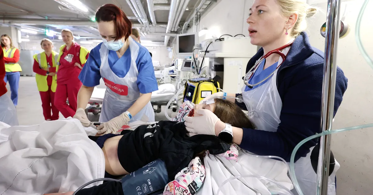 Video ja galerii ⟩ Rängad haavad ja puuduvad jäsemed. Maarjamõisa maa-alune parkla muutus õppuse ajaks haiglaks