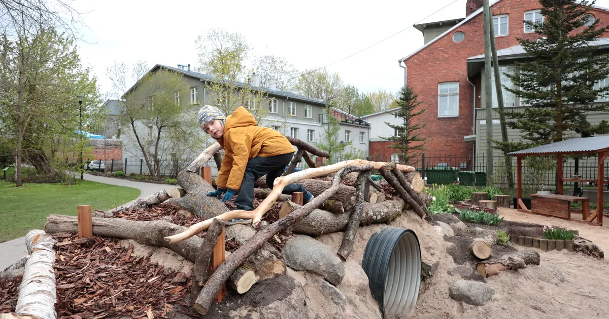 VAATA PILTE ⟩ Botaanikaaia uuel mänguväljakul saab turnida ja mudast pannkooke küpsetada