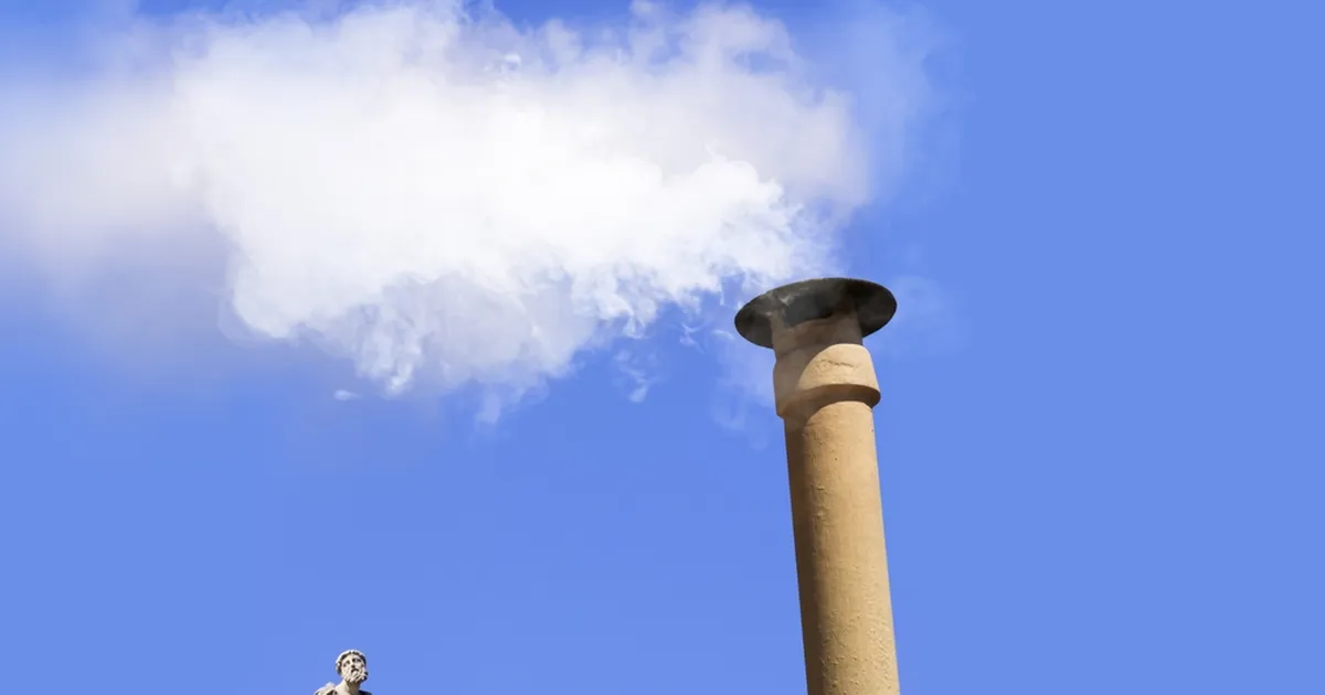 PÜHA SUITS ⟩ Värvikaid hetki Vatikani suitsukorstnast läbi ajaloo