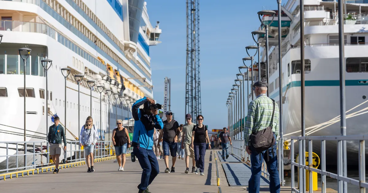 GRAAFIKUD ⟩ Välisturistide arv kasvab