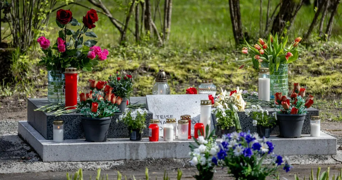 GALERII ⟩ Kalmistul kattus mälestustahvli esine nelkidega