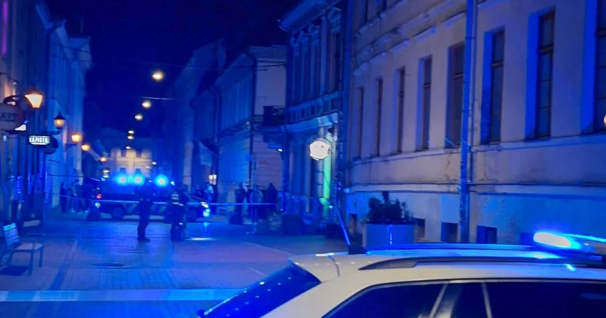 ÖISED FOTOD ⟩ Ärev olukord tudengilinnas: Tartu baari saabus mees granaaditaolise esemega