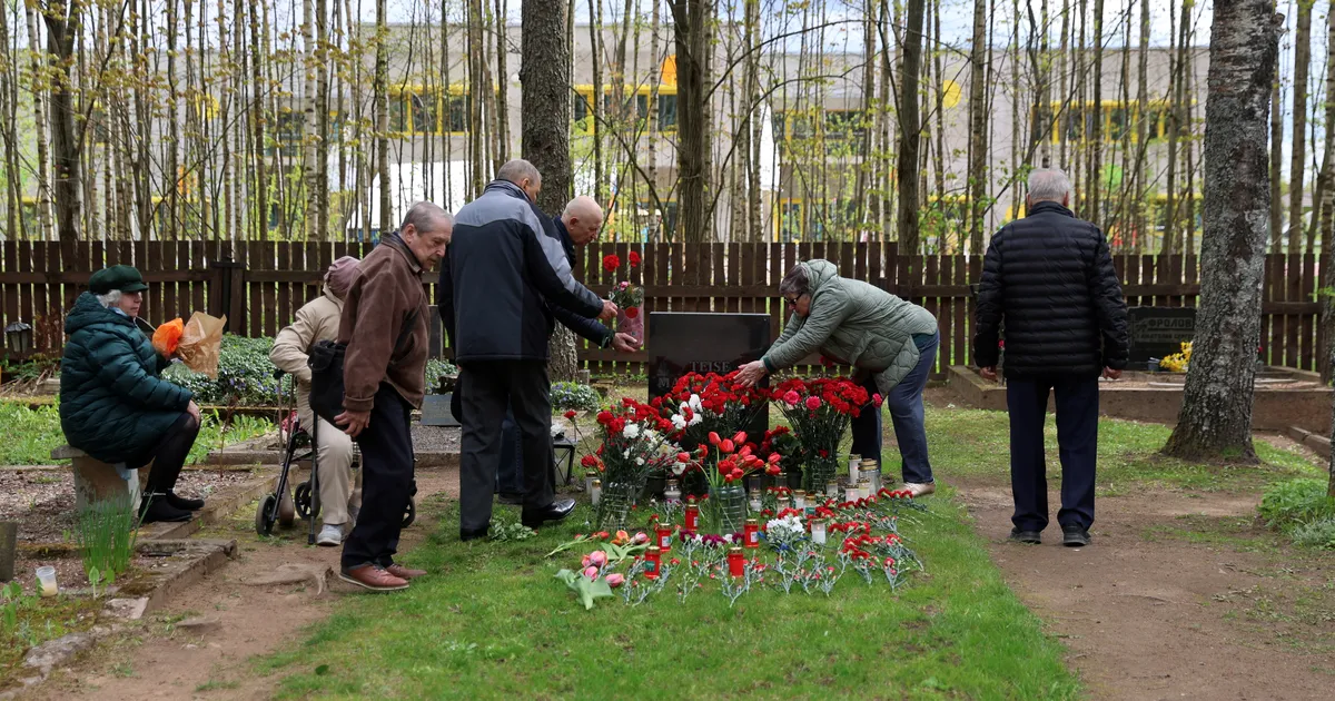 PILDID ⟩ Raadi järve äärde ja Rahumäe kalmistule viidi sõjaohvrite mälestuseks lilli