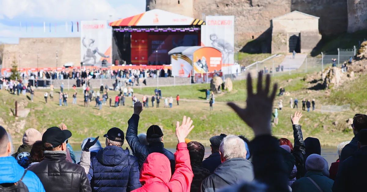 FOTOD ⟩ Narva elanikud jälgivad vastaskaldalt Ivangorodi kontserti