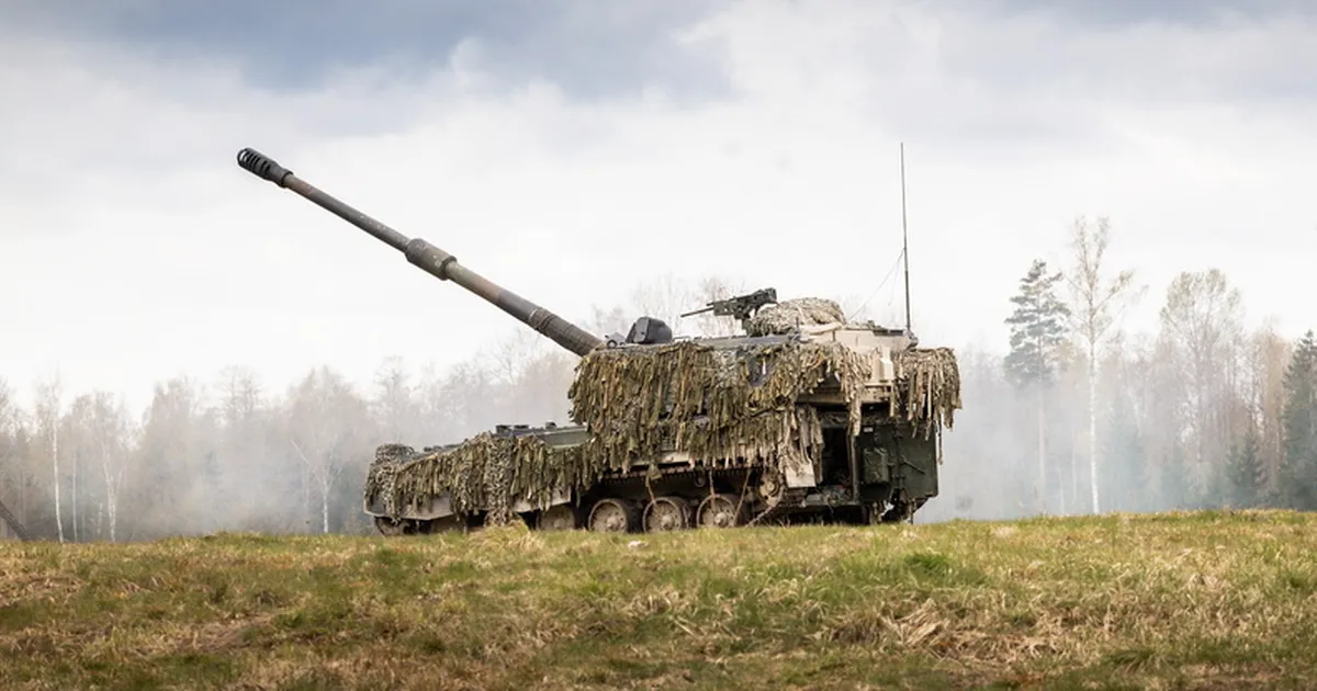 FOTOD ⟩ Reservväelased lasid õppusel Siil liikursuurtükkidest K9