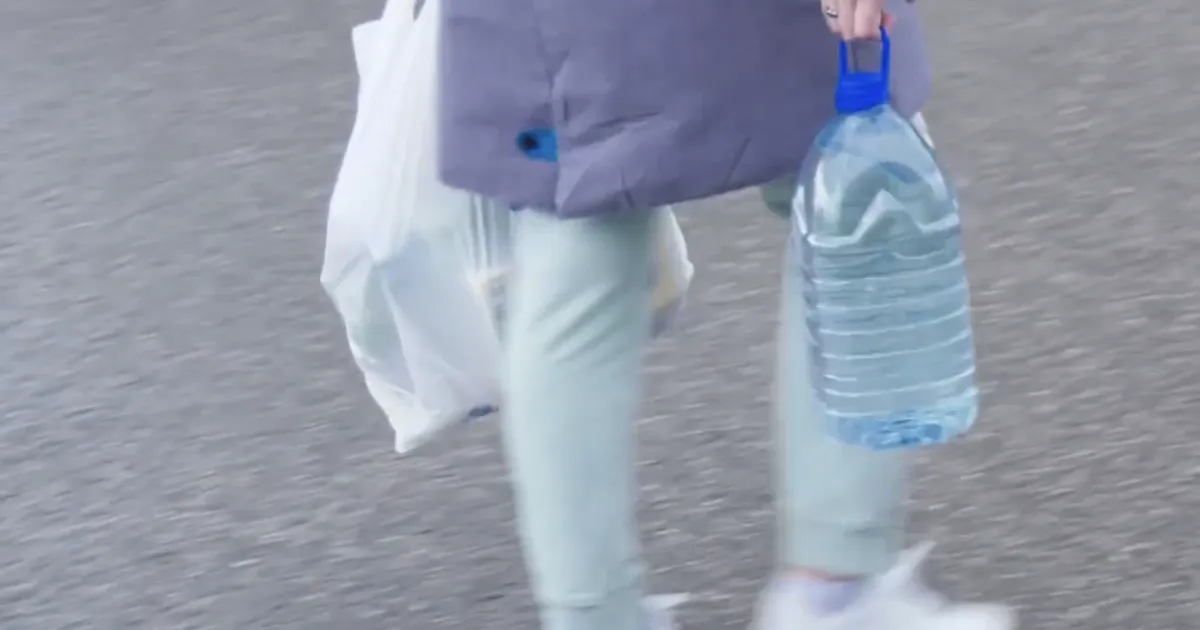 VIDEOREPORTAAŽ ⟩ «Kaks päeva voodis ja näost valge!» Segadus ka mitu nädalat hiljem – mis toimub joogiveega Tartu külje all?