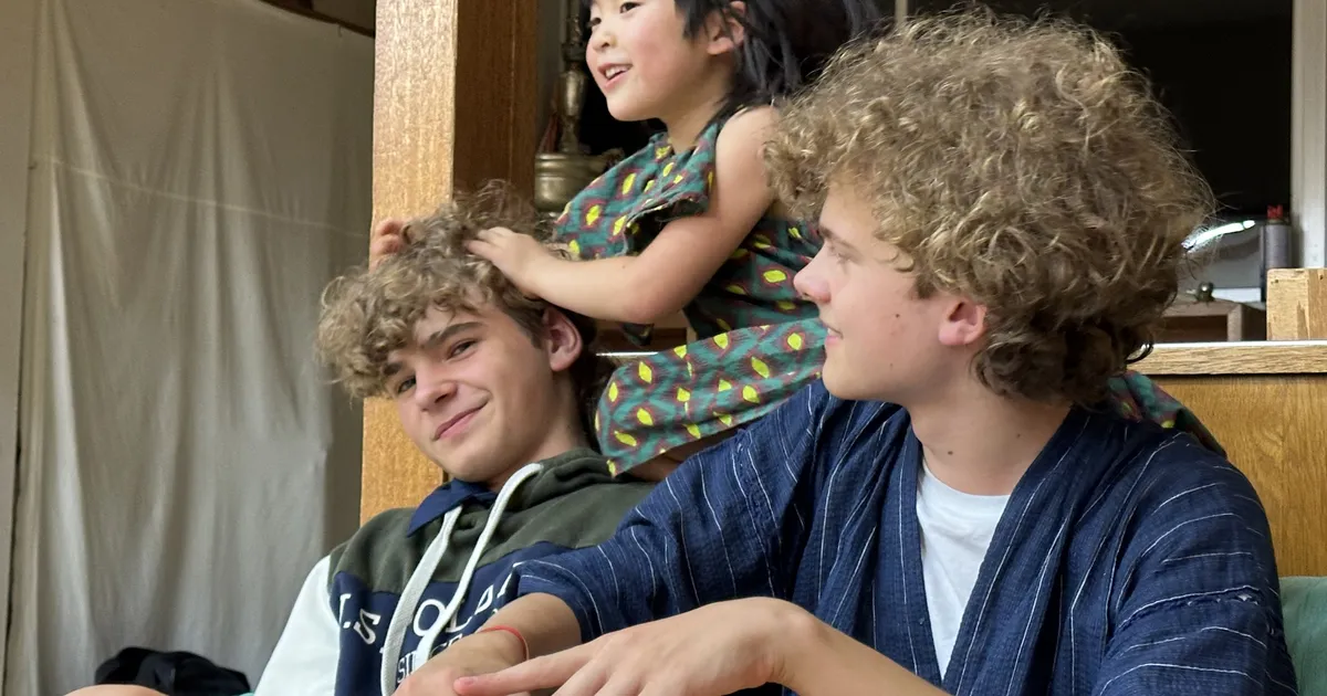 «Esimesed eestlased mul külas siin!» Tuuli Roosma reisiperekond võeti Jaapani maapiirkonnas avasüli vastu