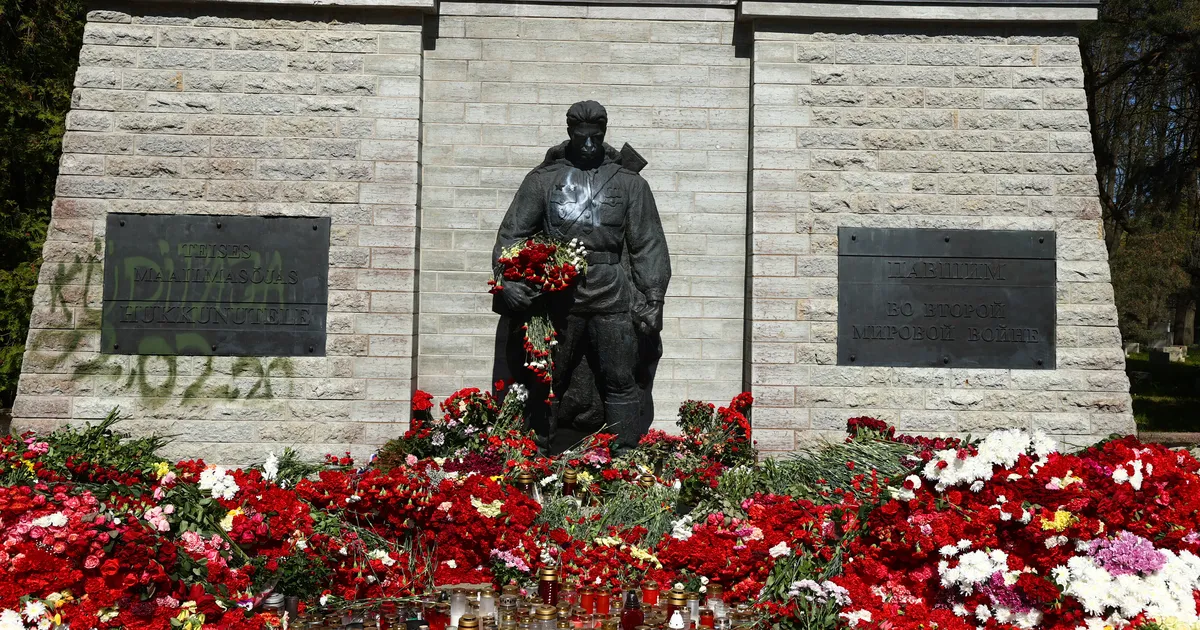 FOTOD ⟩ Pronkssõdurit soditi grafitiga, politsei otsib kahtlusaluseid