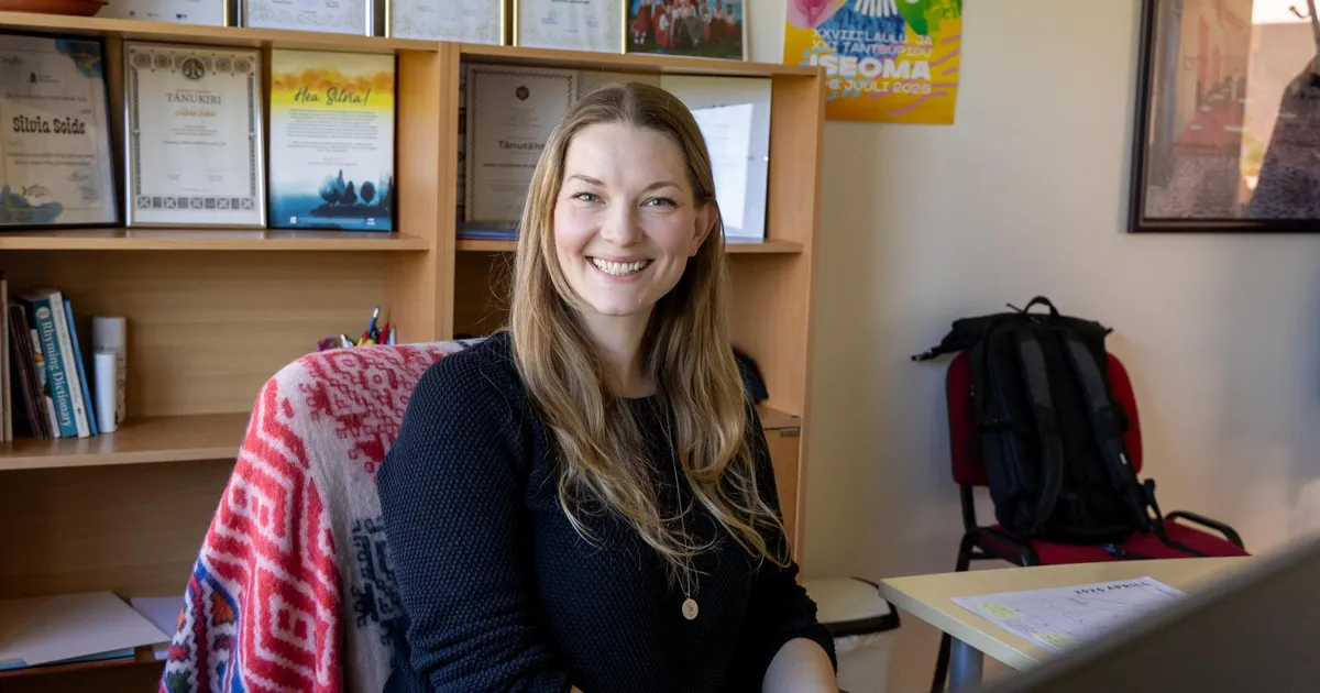 Kihnu naiste kördisabade alt välguvad taas pitsid