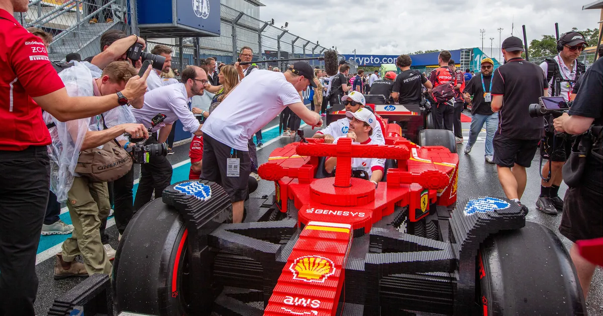 VIDEO ⟩ F1 sõitjad kihutasid võidu täissuuruses Lego-vormelitega