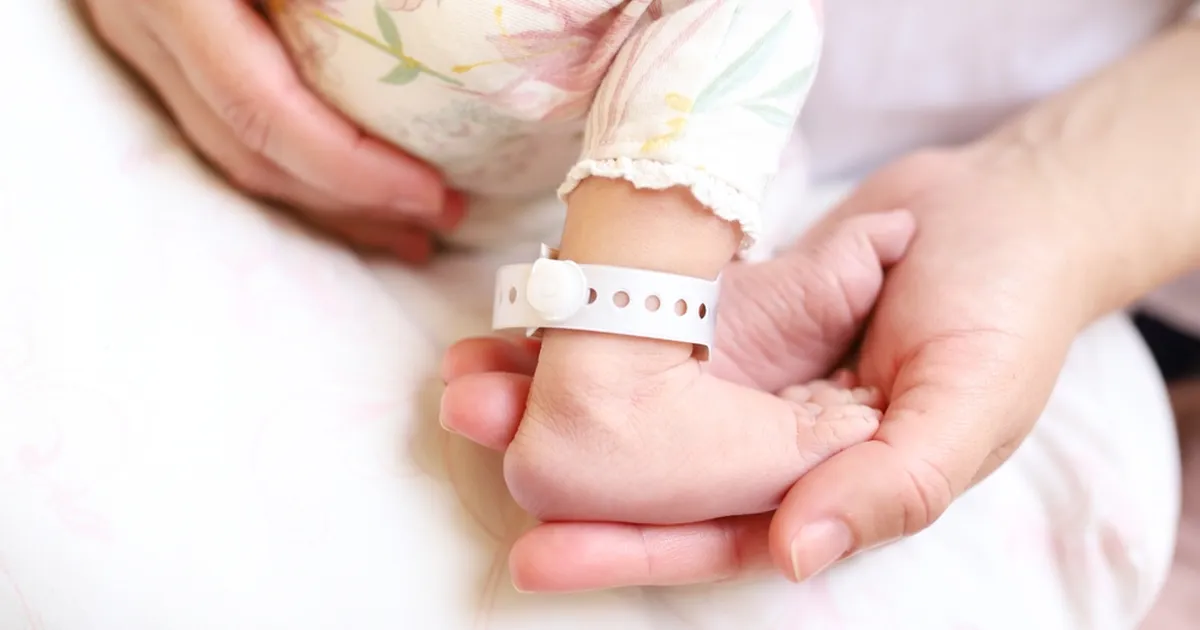 Naine sünnitas kogemata kellegi teise lapse, kliinik kahetseb juhtunut sügavalt