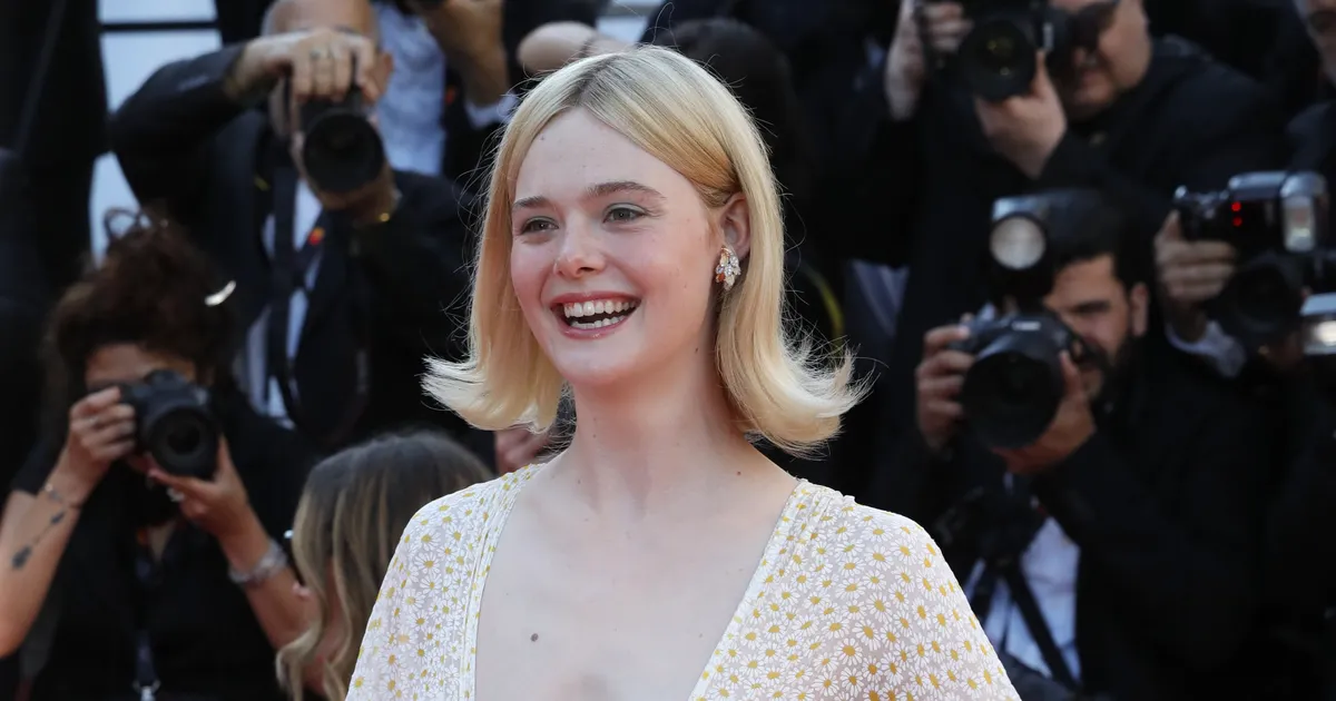 VIDEO ⟩ Cannes'i filmifestival keelab alastioleku punasel vaibal. Mida see tähendab «alasti» kleidi jaoks?