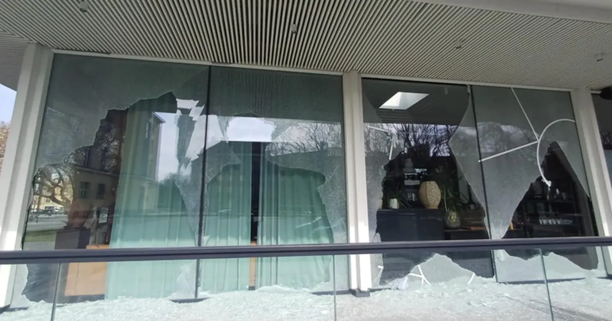 Kes purutas Tallinna kesklinna restorani aknad? Politsei hakkas lõpuks asja uurima