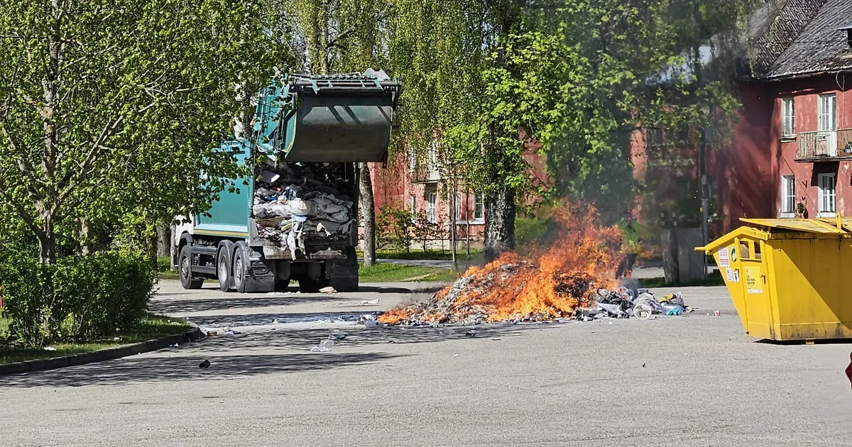 FOTOD ⟩ Valesse konteinerisse pandud jäätmed süütasid Antsla vallas prügiauto