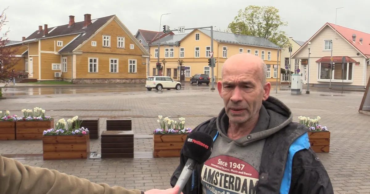 VIDEOLUGU ⟩ «Arvan, et kanalisatsiooni tuleb ronida.» Võrus kuulati häiresireeni sügava rahuga