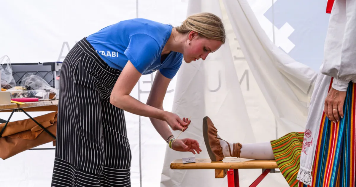 TANTSUPIDU ⟩ Nõel, niit ja MacGyveri teip – kuidas ERM tantsijate rõivaid päästab