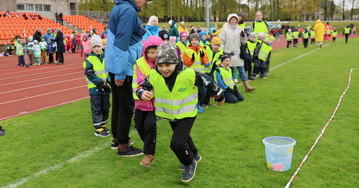 GALERII ⟩ Sajad mudilased lustisid spordipäeval sombusest ilmast hoolimata naerusuil