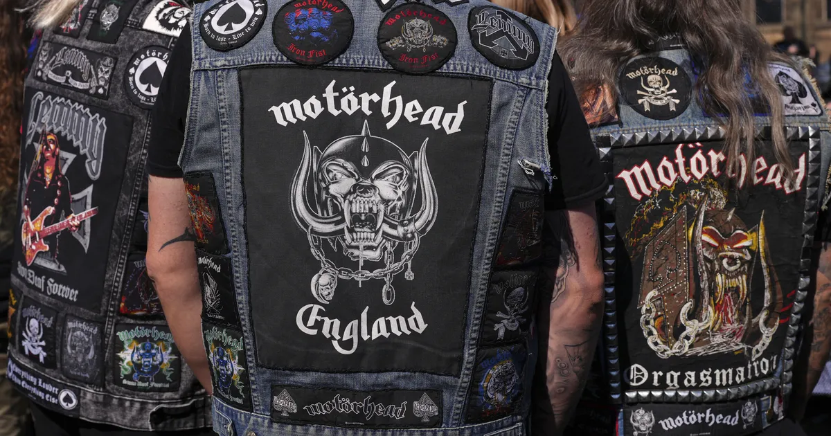 PILDID ⟩ Inglismaal avati Motörheadi Lemmy pronkskuju, tseremooniale toodi erilisel põhjusel tema tuhka