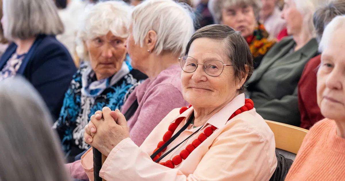PILDID ⟩ Mitusada aastates õppijat lõpetas väärikate ülikooli