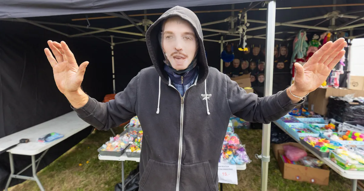 FOTOD ⟩ Tommy Cashi maski kandev mees müüb Türi lillelaadal Vladimir Putini ja Kaja Kallase pildiga särke