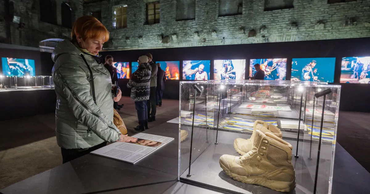 FOTOD ⟩ Tallinnas avati näitus Azovstali kaitsjatest