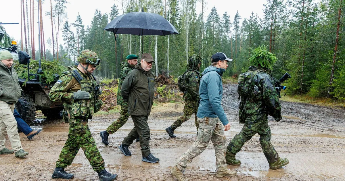 VIDEOLUGU ⟩ «Ilm on sõdurile omane. Ikka kena ja vihmane.» President Alar Karise võttis suurõppusel vastu tõeline jalaväelase ilm