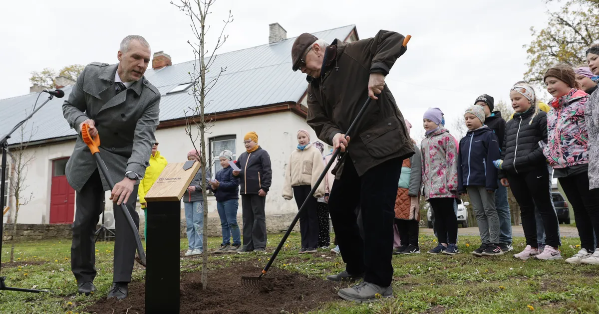 GALERII ⟩ Wiedemanni keelepäeval istutati Tiit Hennostele nimitamm