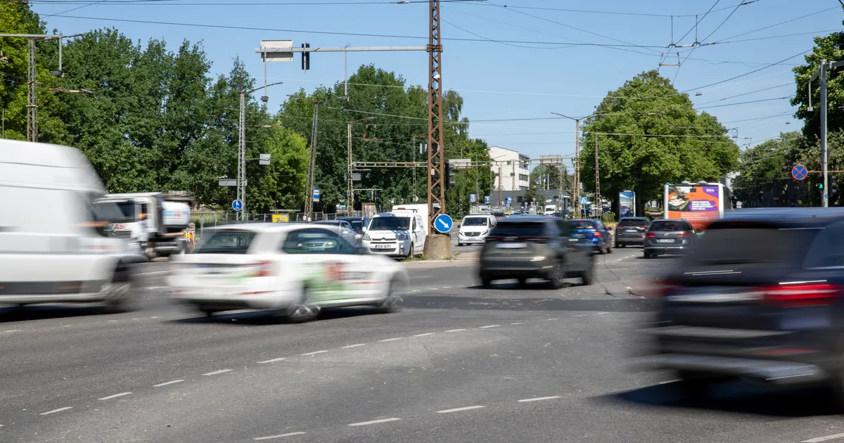 KLÕPS ⟩ Tänavapilti ilmunud reklaam tekitab pahameelt. Ettevõte: võtame kriitikat tulevaste kampaaniate puhul arvesse