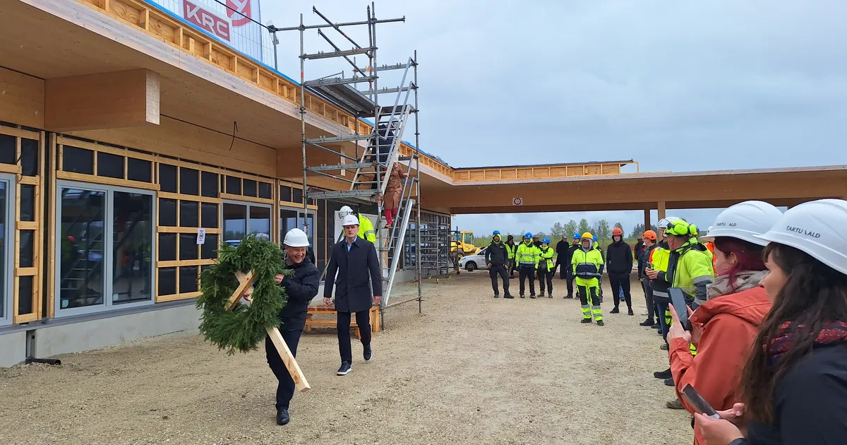 GALERII ⟩ Raadi lasteaed-põhikooli sarikapidu tõestas, et katus peab igati vett