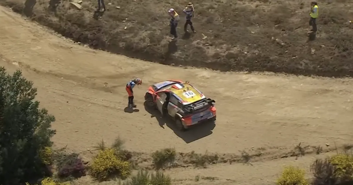 VIDEO ⟩ Tänakuga rallivõidu pärast võidelnud tiimikaaslane tegi avarii