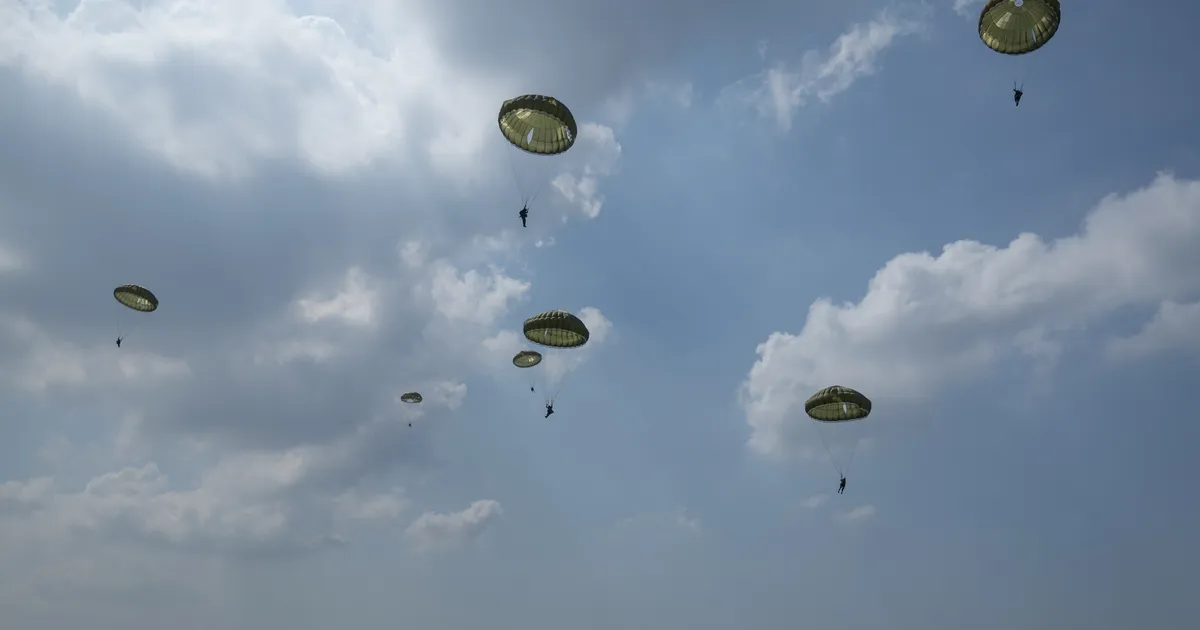 Ida-Lätti maandus sadu Hispaania langevarjureid