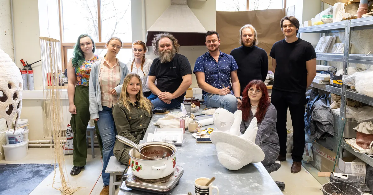 PILDID ⟩ Tavatu koosseisuga skulptuuritudengite kursus teeb nähtamatu maailma näituse