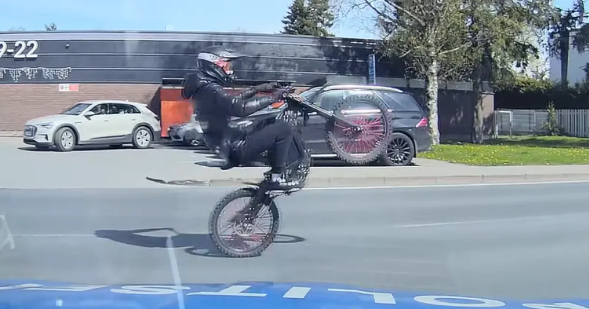 VIDEO ⟩ Ohtlikke sõiduvõtteid harrastanud noored pääsesid politsei eest põgenema