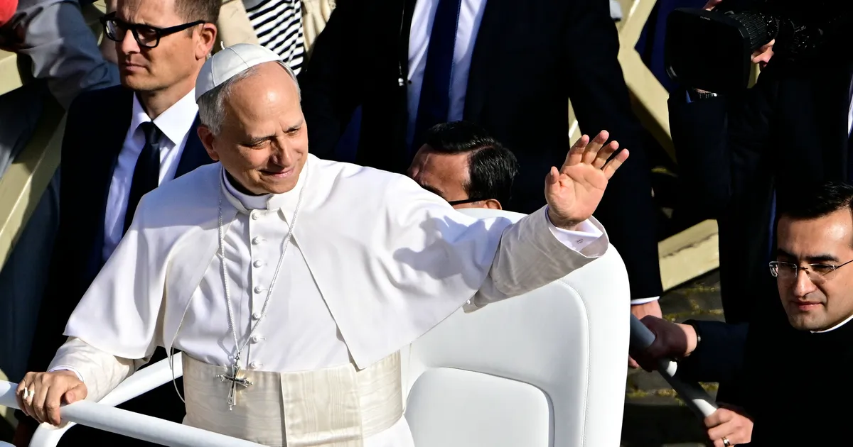 OTSEPILT ⟩ Leo XIV saabus Püha Peetruse väljakule, algas tema ametisse pühitsemise missa