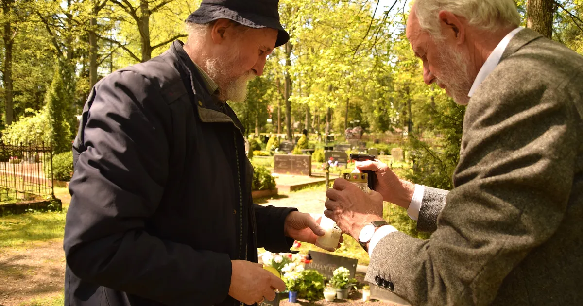 Ajakirjanike õpetaja Juhan Peegli õpilased valivad maikuus rõõmsaid kimpe ja loovad luuletusi