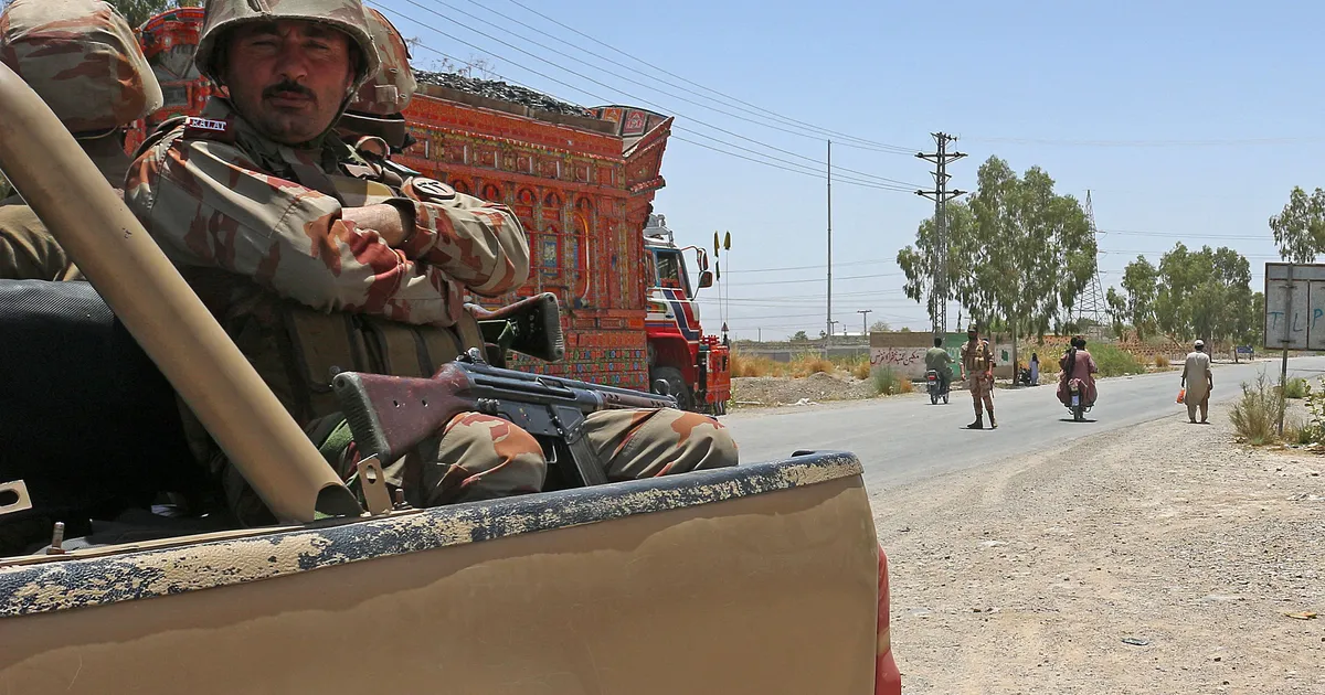 Pakistanis hukkus enesetapurünnakus koolibussi vastu kuus inimest