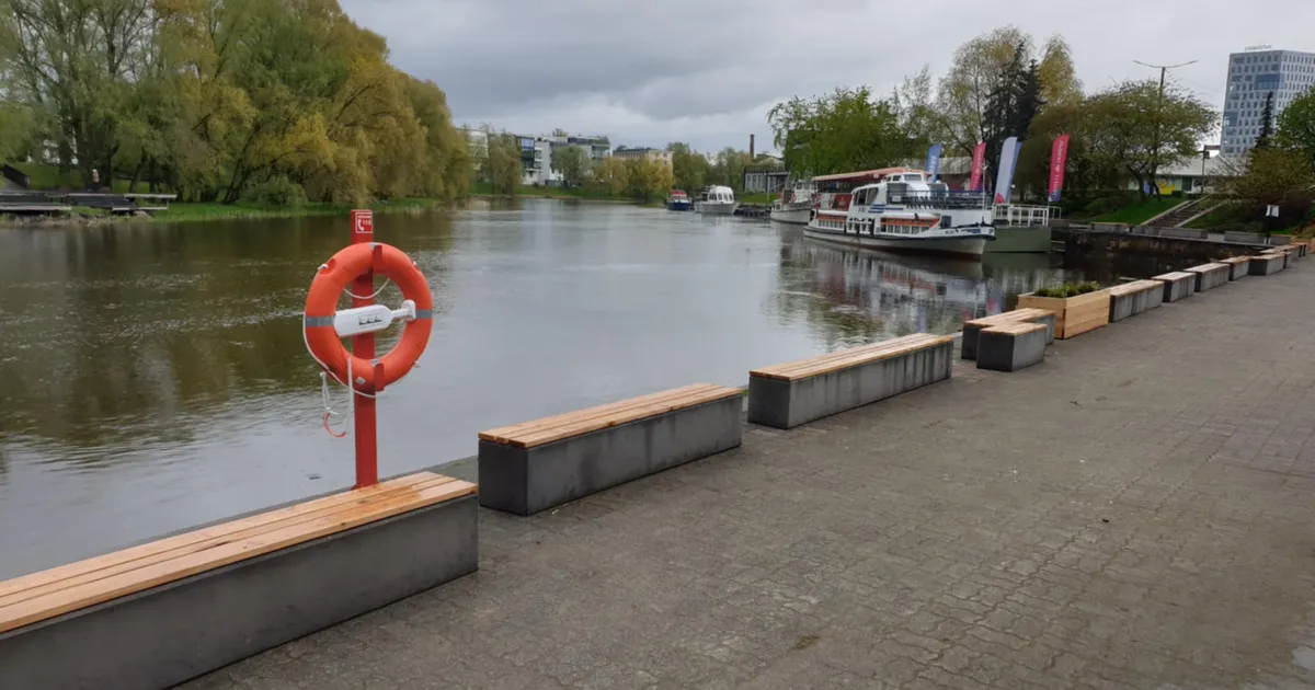 FOTOD ⟩ «Parmude» heidutamise pingid Emajõe kaldal pakuvad ohtralt kõneainet: kes küll selle peale tuli?!