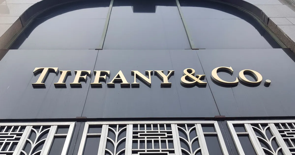 VIDEO ⟩ Jultunud rööv päise päeva ajal: mees põgenes Tiffany poest 24 800 eurot maksva käevõruga