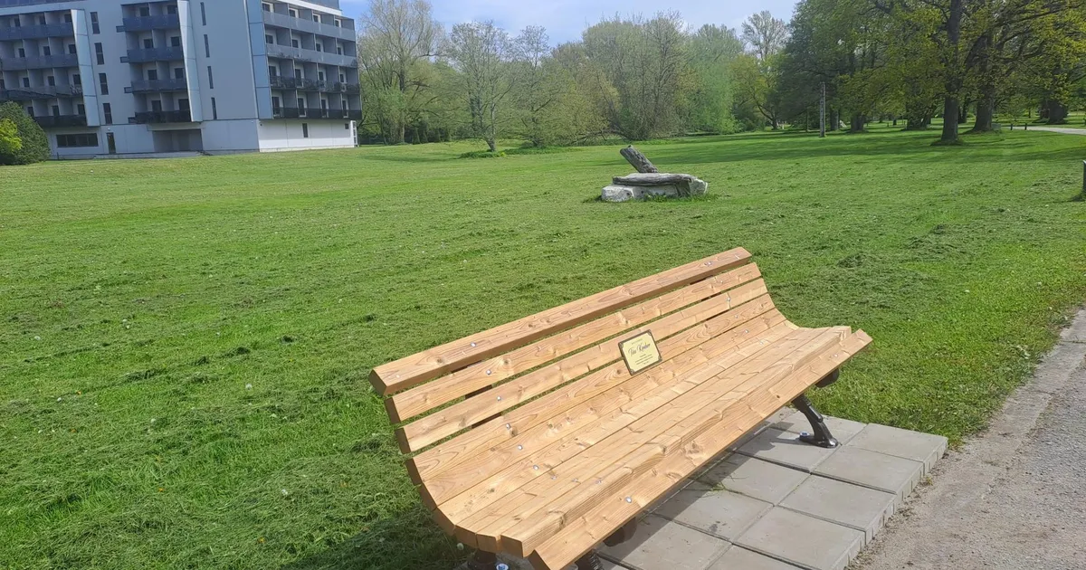 Skulptuuride allee äärde kerkis mälestuspink Tiiu Kimberile