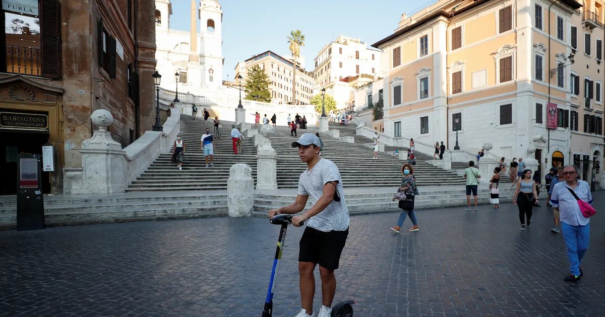 TAGAAJAMINE ROOMAS ⟩ Itaalia politsei jälitas elektritõukerattaga Vana-Rooma eset vedanud Saksa turisti