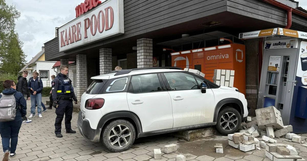 GALERII ⟩ Parklas juhitavuse kaotanud auto purustas poeesise samba