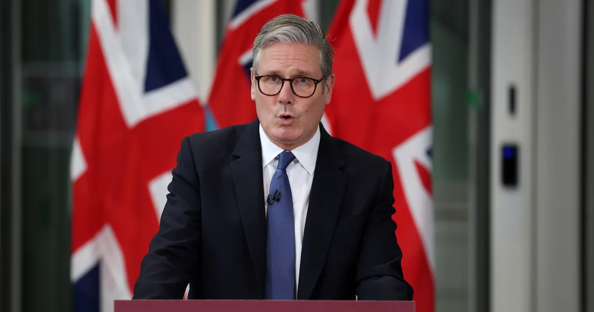 Britid uurivad Venemaa seost peaminister Starmeri vastu suunatud süütamisrünnakutega