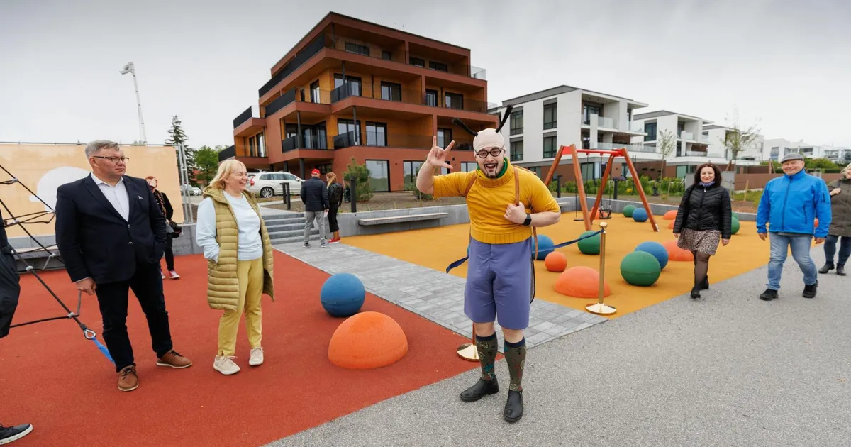 GALERII ⟩ Lottemaa tegelase eestvedamisel avati Jaansoni raja ääres uus mänguväljak