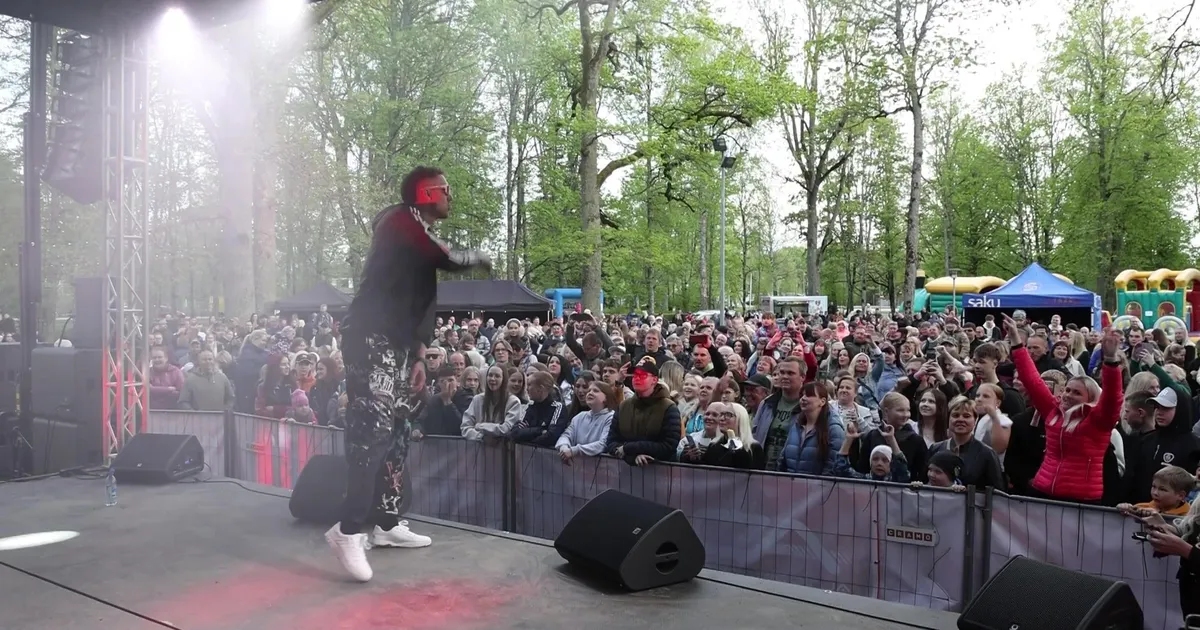 VIDEO ⟩ «Täna tegime hindadega erandi!» Saa osa Mr. Happymani suvetuuri esimese kontserdi melust
