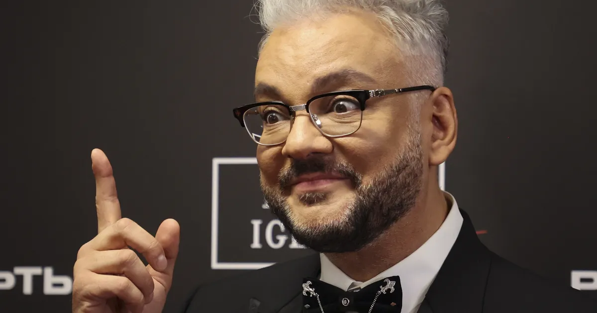 VIDEO ⟩ «Pole hullu, jäin ellu!» Filipp Kirkorov sai esinemise käigus põletushaavu